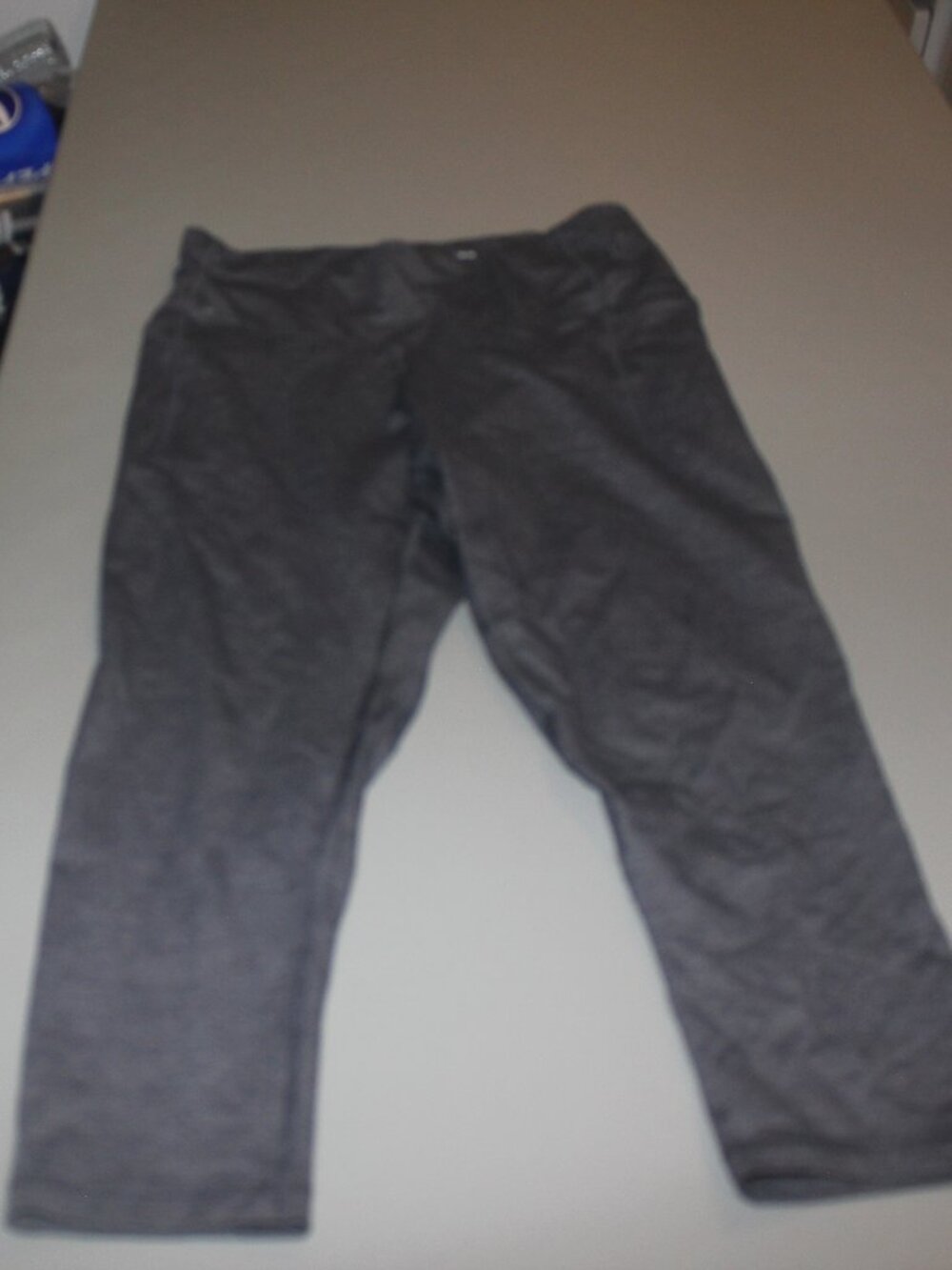 Grey Under Armour Athletic Capris Size Medium